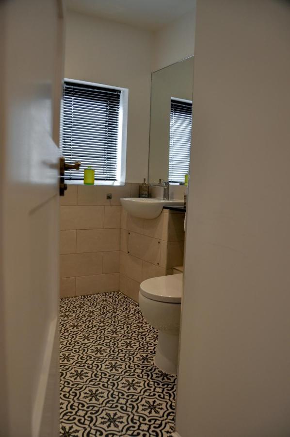 Upstairs At 33 - Self Check In Boutique Accommodation In Worcester Centre Esterno foto